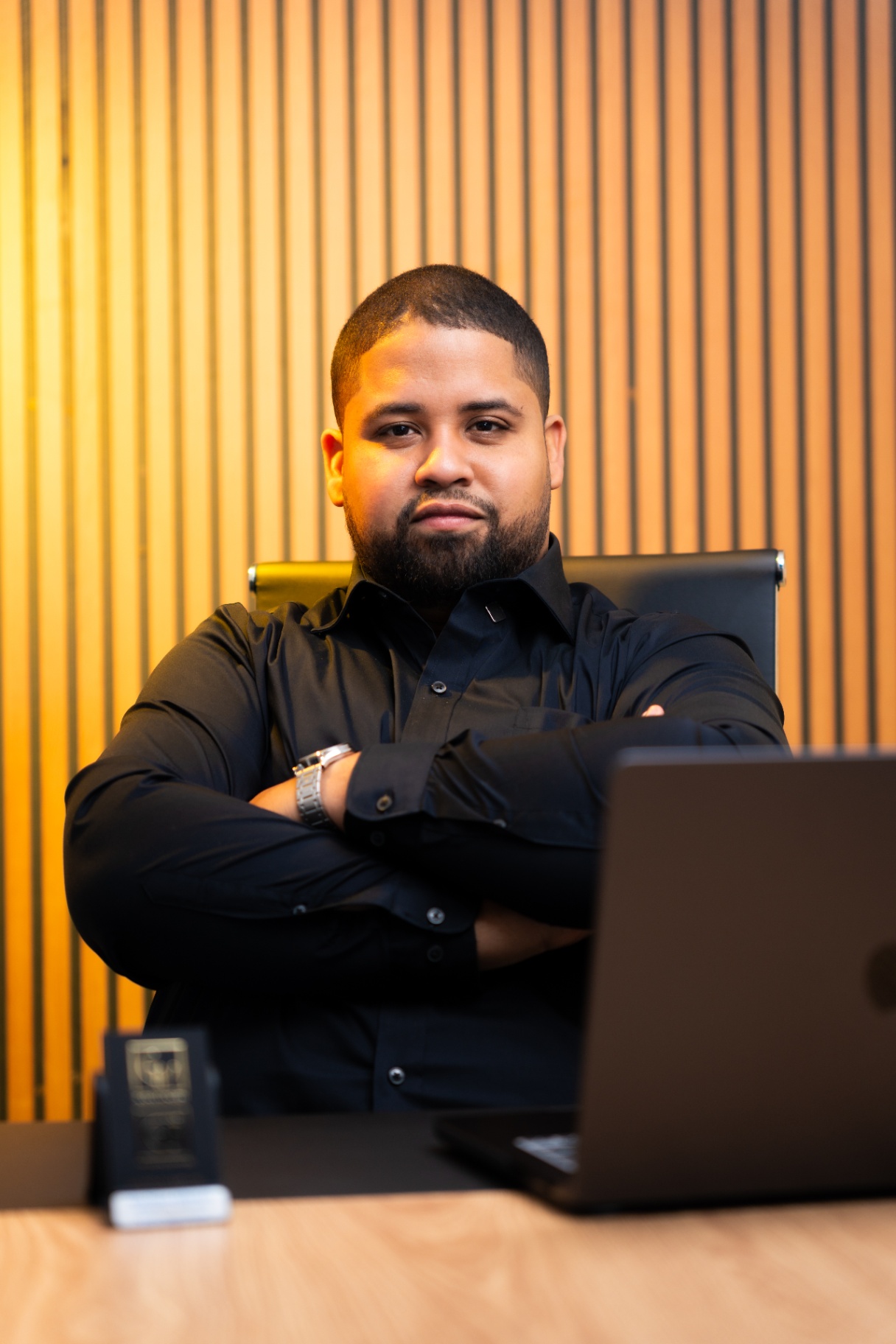 Kelvin Fabián en consulta con un cliente